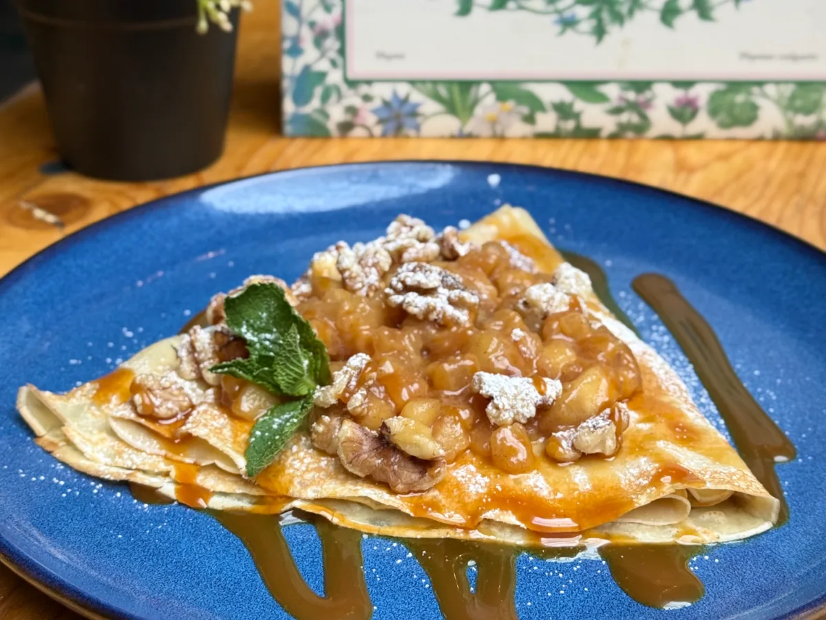 Crêpe - Karamelliserede æbler, kanel, saltet karamelsaucen og valnødder