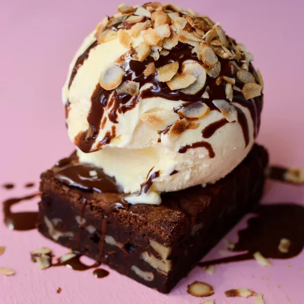 Brownie med is, sauce og drys