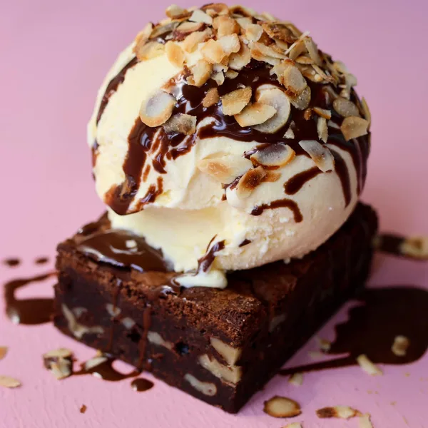 Brownie med is, sauce og drys