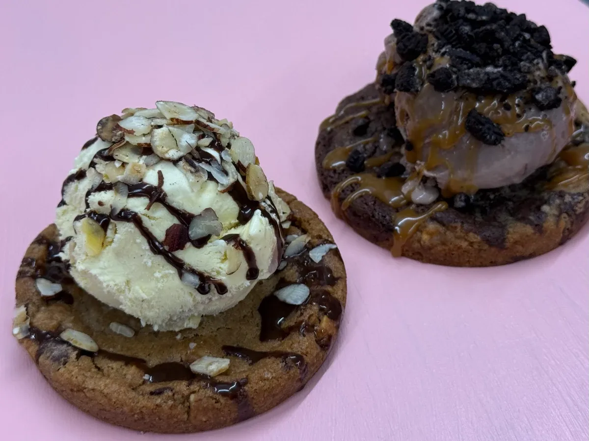 Cookie mit Eis, Sauce & Streuseln