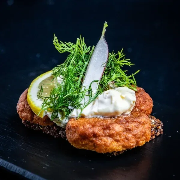 Smørrebrød med fiskefrikadelle
