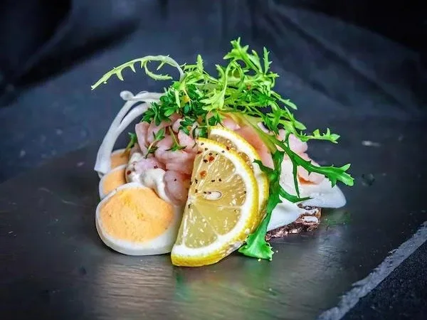 Smørrebrød mit Ei und Garnelen