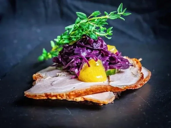 Smørrebrød mit Schweinerippenbraten