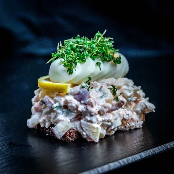 Smørrebrød med æg og rejer