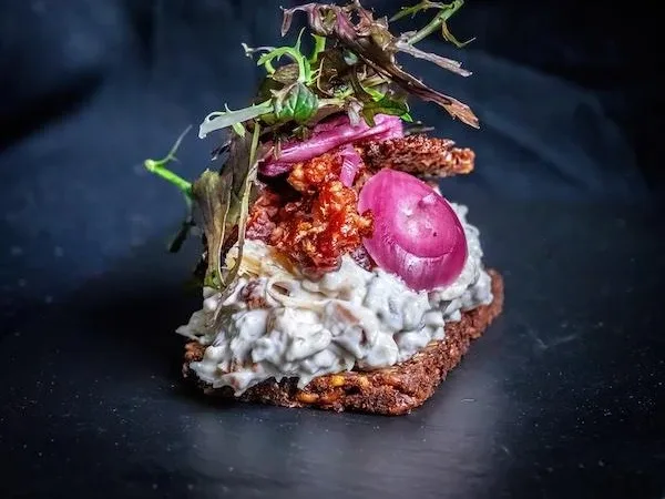 Smørrebrød (dän. Stulle) mit Hühnersalat