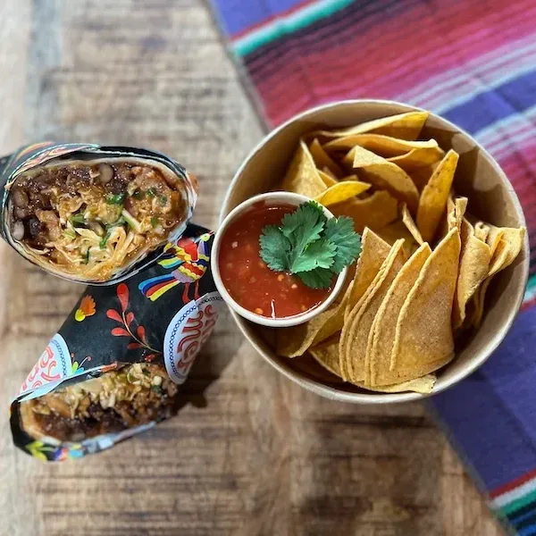 Kylling Burrito Combo with Nachos & Salsa