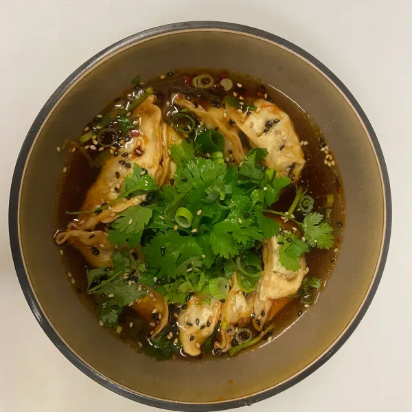 Hot sour dumpling suppe