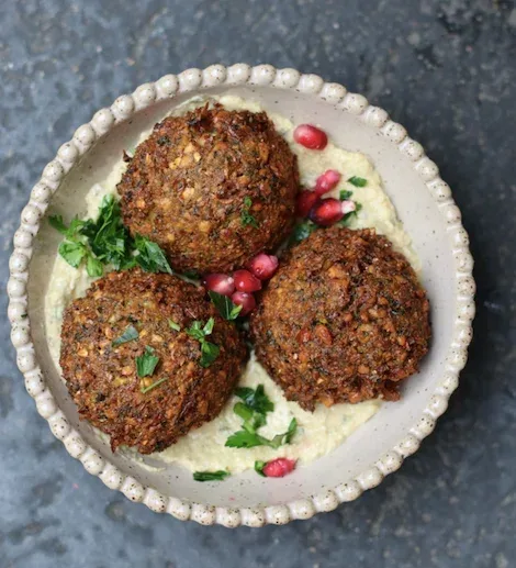 3 falafler med hummus og grøn tahini